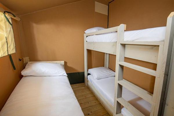 Chateauneuf-de-Galaure Camping Chateau De Galaure מראה חיצוני תמונה