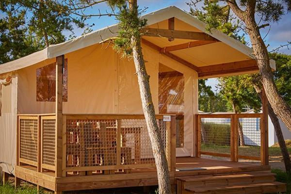 Chateauneuf-de-Galaure Camping Chateau De Galaure מראה חיצוני תמונה