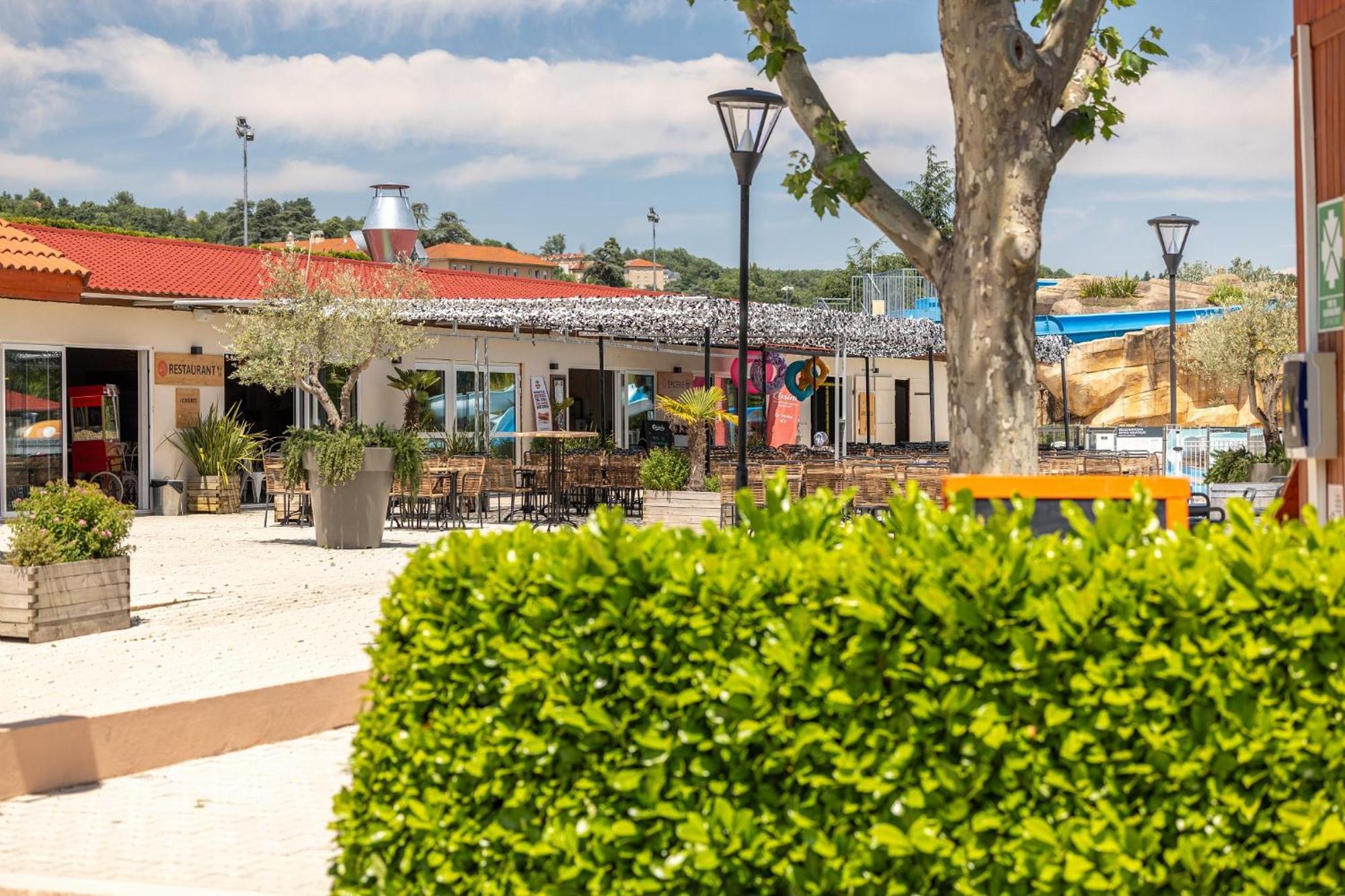 Chateauneuf-de-Galaure Camping Chateau De Galaure מראה חיצוני תמונה