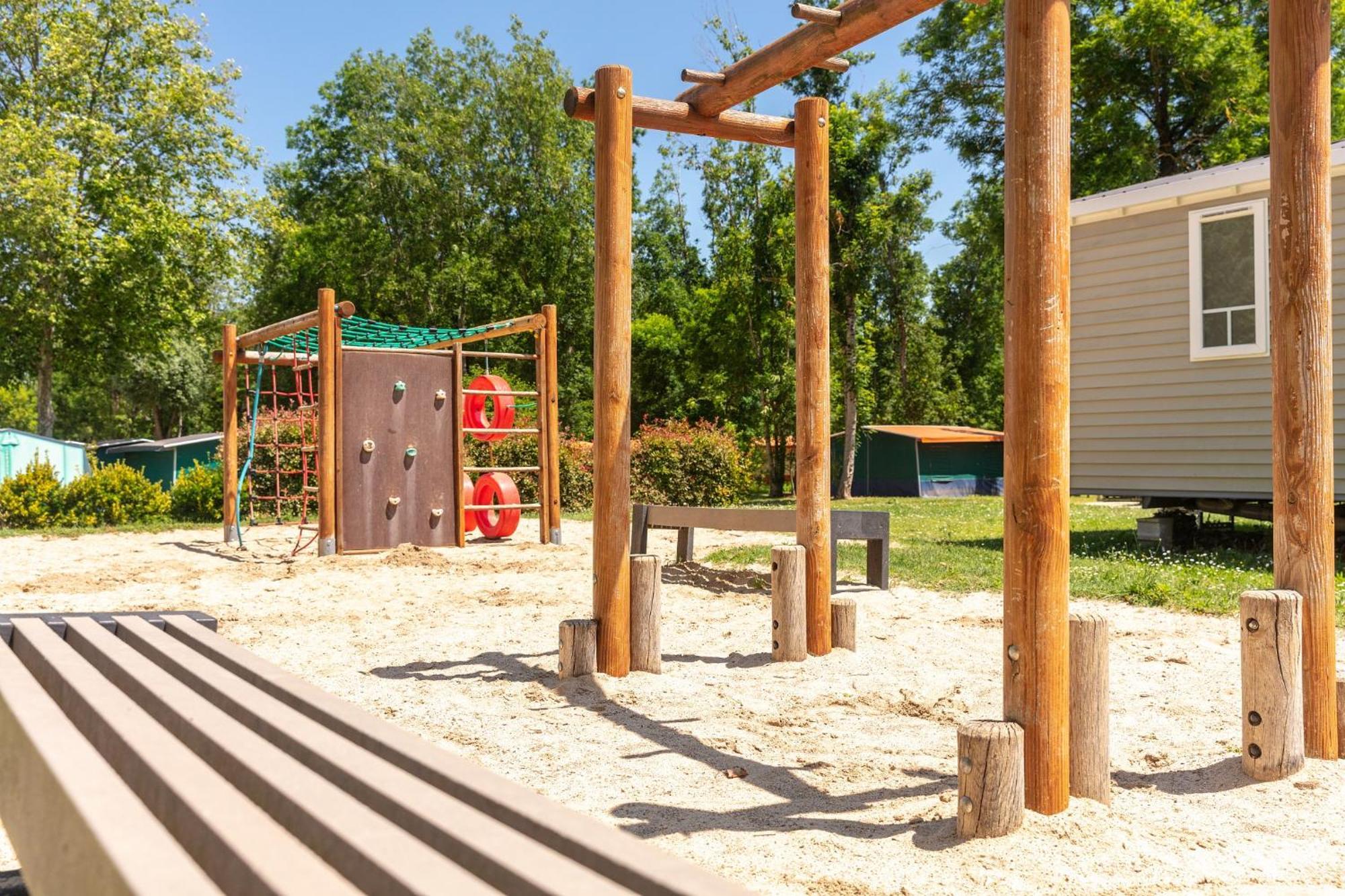 Chateauneuf-de-Galaure Camping Chateau De Galaure מראה חיצוני תמונה