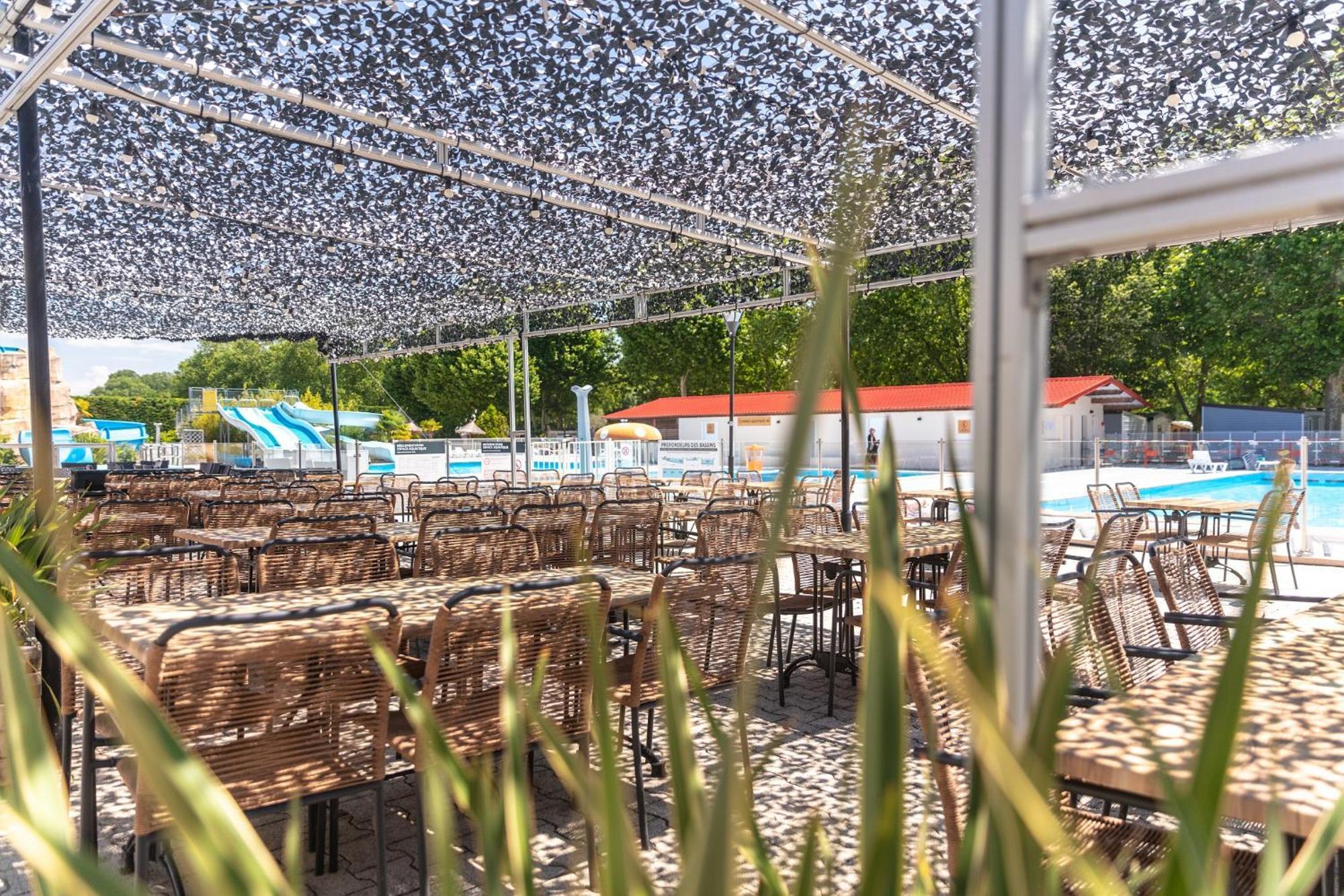 Chateauneuf-de-Galaure Camping Chateau De Galaure מראה חיצוני תמונה