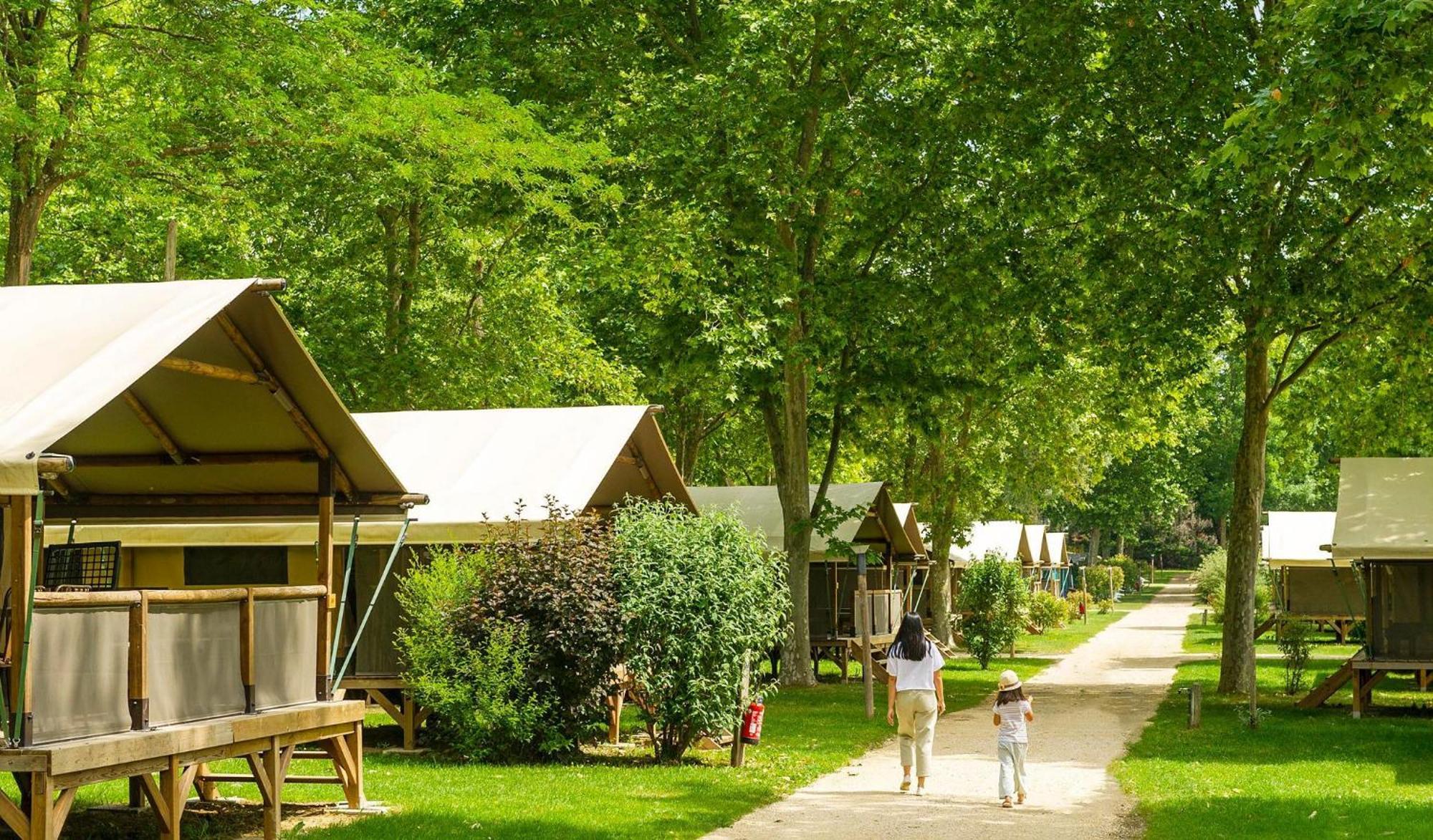 Chateauneuf-de-Galaure Camping Chateau De Galaure מראה חיצוני תמונה